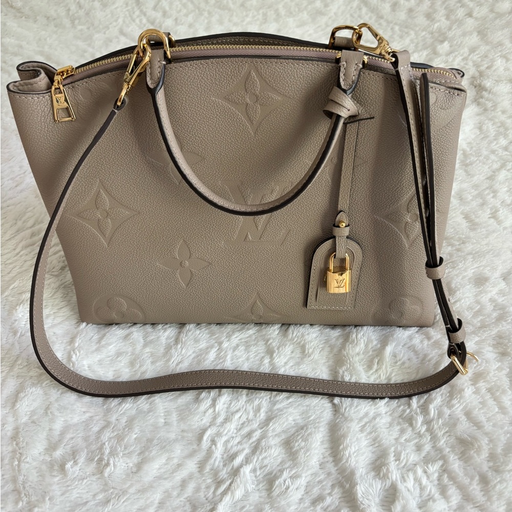LV Grand Palais in color turtledove - Picture 2 of 11